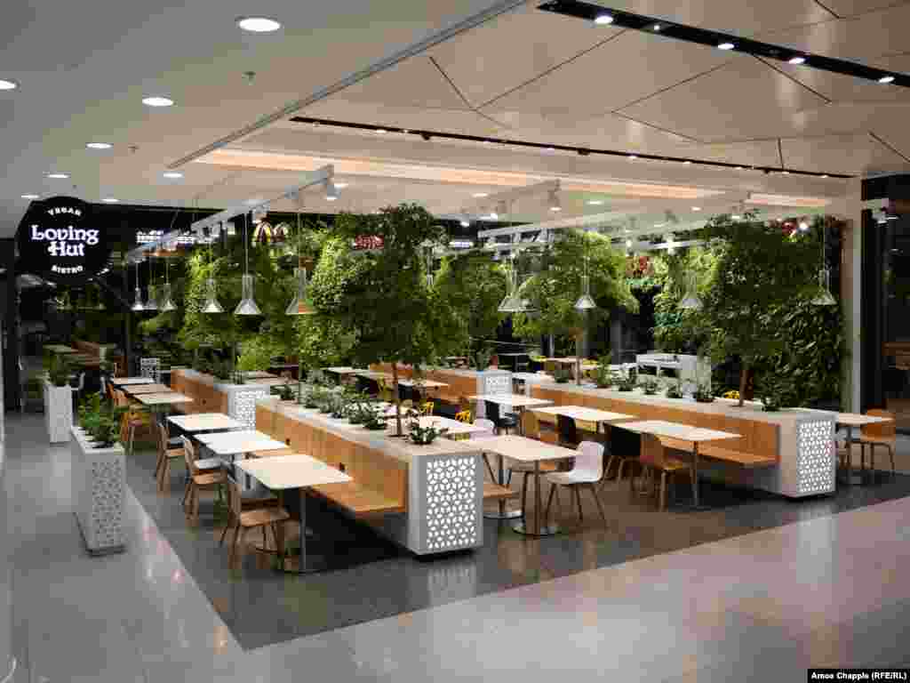 Zonă de restaurante depopulată în mallul QUADRIO din Narodni Trida Street puțin după ora opt seara în ziua de 13 martie.&nbsp;