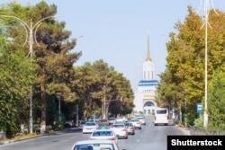 Rrugë në Ashgabat që të çon në stacionin kryesor të trenit në qytet.