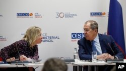 La Skopje, ministrul de Externe rus Serghei Lavrov și-a numit colegii din Occident „lași”, după ce purtătoarea lui de cuvânt Maria Zaharova îi calificase „analfabeți” pe cei de la autoritatea aviatică a Bulgariei. 