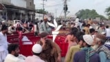 له کراچۍ وطن ته روان افغان کډوال وايي په نیمه بیه د کور سامانونه خرڅوي