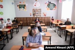 Elevi din Kosovo
