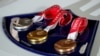 Prezantim i medaljeve që do të ndahen për fituesit e garave në Lojërat Olimpike.