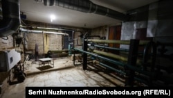 Brenda njërës prej hapësirave të nëndheshme për përdorim të dyfishtë, që mund të shfrytëzohen për t'u strehuar nga bombat.