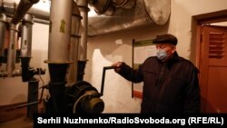 Një burrë duke demonstruar një sistem të ajrosjes, që mund të ndizet si një veturë e vjetër.