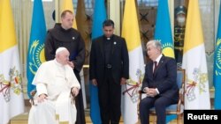 Papa Franjo razgovara s kazahstanskim predsjednikom Qasym-Zhomartom Toqaevim u Nur-Sultanu 13. septembra 2022.