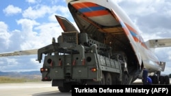 Ruski teretni vojni avion sa sistemom S-400 u vazdušnoj bazi u Ankari, 12. jula