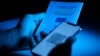 Një certifikatë digjitale për COVID-19 në telefonin e një person në Paris të Francës. 20 korrik 2021. 