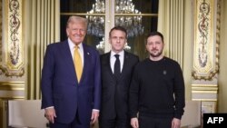 Donald Trump, Emmanuel Macron și Volodimir Zelenski la Paris, pe 7 decembrie 2024.