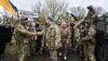 Президент України Петро Порошенко під час зустрічі з військовослужбовцями 72-ї окремої механізованої бригади в Авдіївці, що неподалік від Донецька, 22 жовтня 2017 року