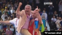 Узбекистанец Артур Таймазов (на фото с Салимом Абдувалиевым) выиграл золотую медаль Олимпиады-2012 и стал трехкратным олимпийским чемпионом.