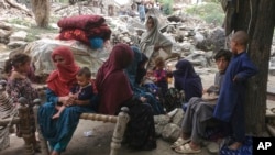 Familii rămase fără adăpost la Mazar Dara, în Afganistan, pe 3 septembrie.