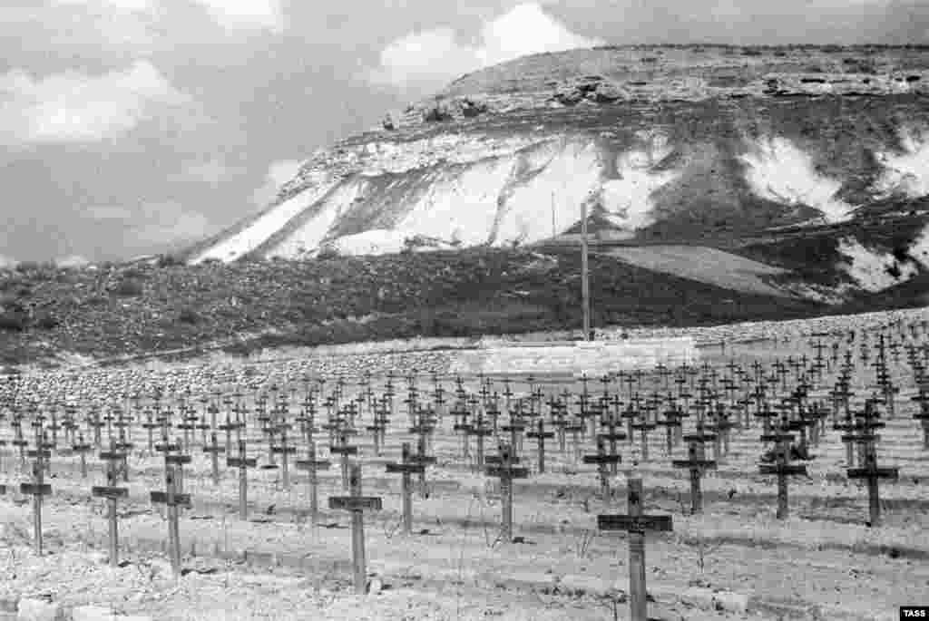 (Njemačko vojno groblje nedaleko od Sevastopolja, 1944.)