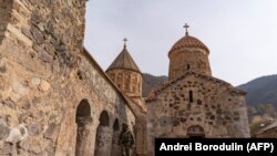 Ռուսաստանցի խաղաղապահը Դադիվանքի համալիրի մոտ, 16 նոյեբերի, 2020թ. 