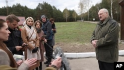 Újságírók kérdezik Lukasenka belarusz vezetőt