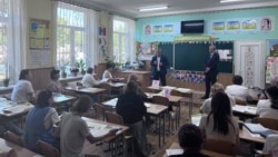 Viorel Bostan, rectorul Universității Tehnice și candidat pe listele PAS, în vizită la o școală primară din Criuleni în timpul campaniei electorale.