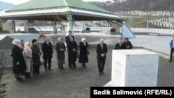 Валентин Инцко по време на отбелязването на годишнината от геноцида в Сребреница