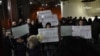 Протест во организација на Иницијативата „Поинаку“ во Битола. Битолчани пред новогодишната елка пред општината закачија балони со пораки „Сакаме чист воздух“, „Сакаме да дишеме“