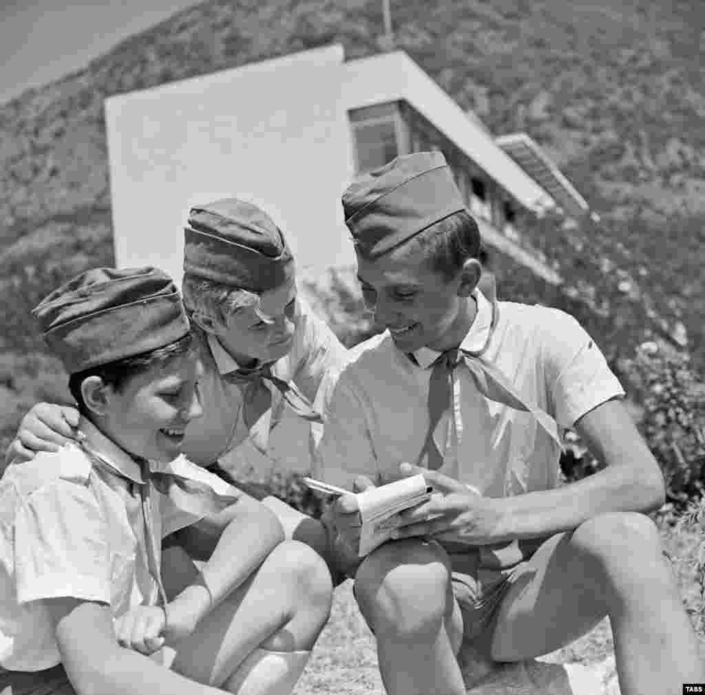Pushuesit në Artek, në vitin 1972. Kampi i prezantuar &nbsp;kishte tri pishina, një studio filmi, dhe një stadium prej 7000-vendesh për shfaqje dhe ngjarje sportive.