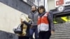 На фото: Турецкие полицейские ведут одну из женщин, задержанных в ходе рейда. 