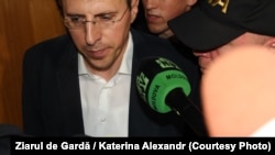 Dorin Chirtoacă, escortat de ofițerii CNA