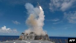 Запуск крылатой ракеты «Томагавк» с борта американского эсминца во время учений в Средиземном море 20 сентября 2016 года.