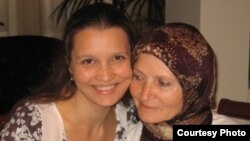 Айдын (справа) и Умида Салих, супруга и дочь узбекского оппозиционного политика Мухаммада Салиха. Фото из семейного архива.