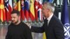 Presidenti ukrainas, Volodymyr Zelensky (majtas) dhe shefi i NATO-s Jens Stoltenberg. (Fotografi nga arkivi)