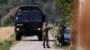 Полски военни и полицаи охраняват място, на което властите смятат, че са паднали останки от един от свалените от полските ВВС руски дронове, 10 септември 2025 г.