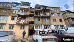 Разрушения по жилища сграда в основния град Степанакерт в Нагорни Карабах