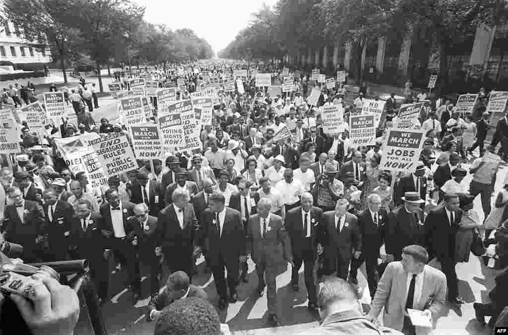 Borac za ljudska prava, Dr. Martin Luther King, Jr. zajedno sa ostalim učesnicima marša u Washingtonu, 28. august 1963. Više od 200.000 aktivista bilo je prisutno na maršu kojeg je King okarakterizirao kao "nejveću demonstraciju slobode u povijesti SAD-a." 