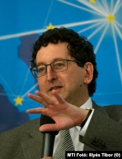 Csaba László