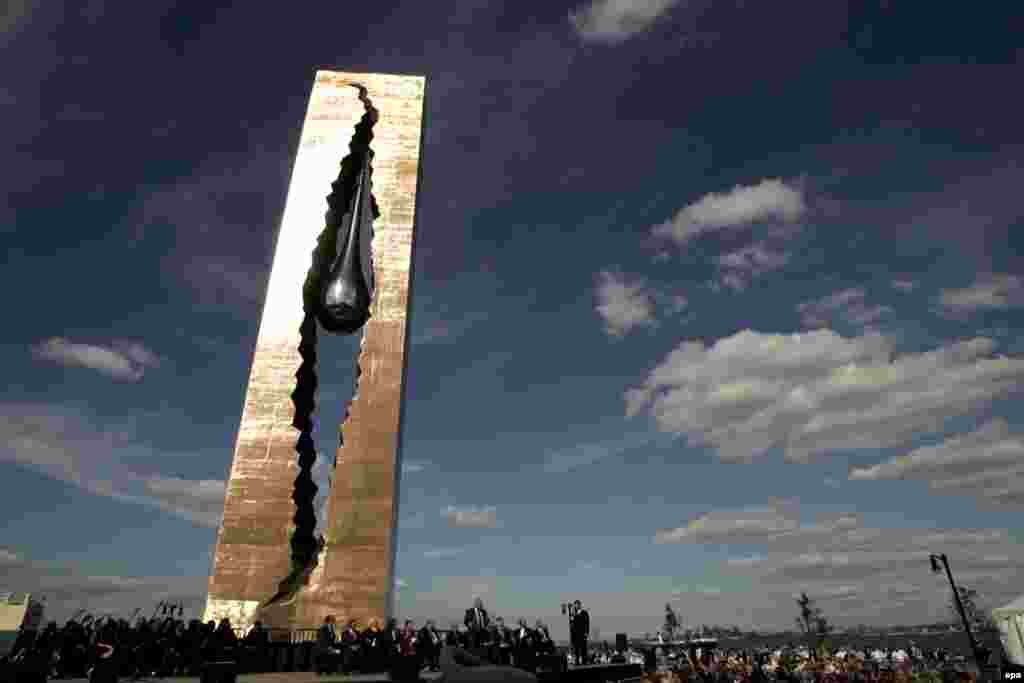 Një skulpturë nga artisti ruso-gjeorgjian, Zurab Tsereteli, i titulluar “Kushtuar luftës kundër terrorizmit botëror”, qëndron në Bayonne, Nju Xhërsi, në afërsi të Manhattan. Punimi me gjatësi prej 30 metrash i është dhuruar Shteteve të Bashkuara si dhuratë zyrtare nga qeveria ruse në shtator të vitit 2006.