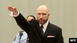 Anders Behring Breivik náci karlendítéssel köszöntötte a bíróságot a norvégiai Skienben 2017. január 10-én