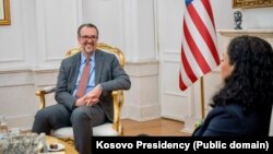 Izaslanika SAD Zapadni Balkan Aleksandar Kasanof u razgovoru s predsednicom Kosova Vjosom Osmani, Priština, 10. oktobar 2024.