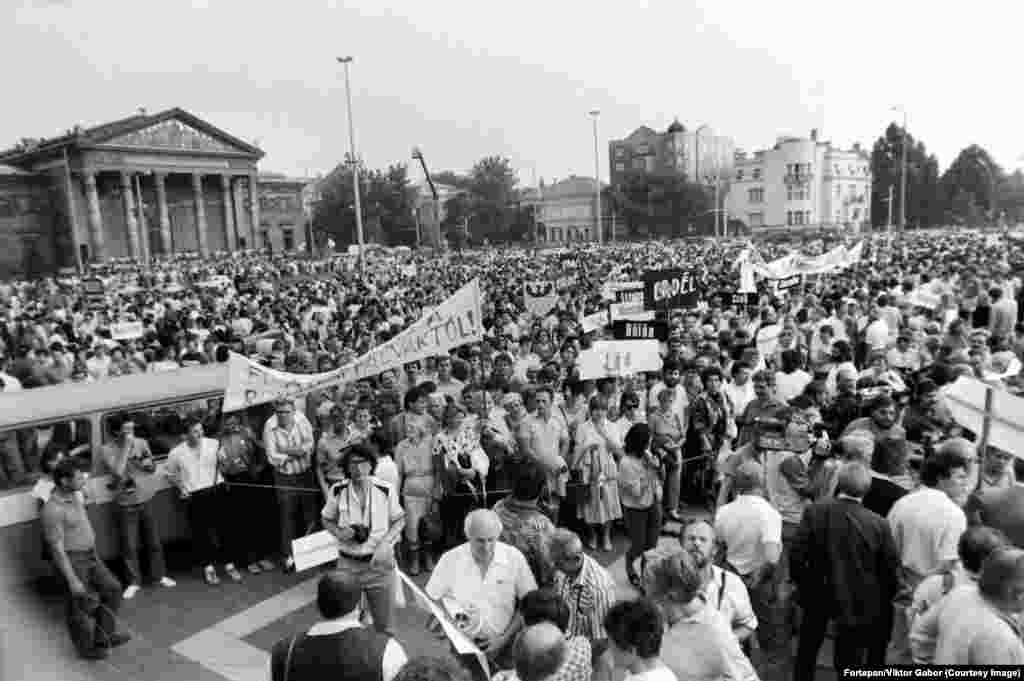 Në Budapest mbahet një demonstratë kundër shkatërrimit të fshatrave në Transilvani më 27 qershor 1988. Në qershor të vitit 1988, policia në Budapest lejoi dhjetëra mijëra demonstrues të protestonin kundër planeve në Rumani për të shkatërruar mijëra fshatra në Transilvani, një rajon kryesisht hungarez etnik. Sundimtari rumun, &nbsp;Nicolae Ceausescu, synonte të rivendoste banorët e Transilvanisë në qendrat &quot;agro-industriale&quot; të drejtuara nga shteti.