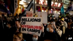Guvernul chinez a facilitat transferul în masă al aproximativ 80.000 de cetățeni de etnie uigură și a altor minorități etnice din regiunea Xinjiang către fabricile din întreaga țară. 