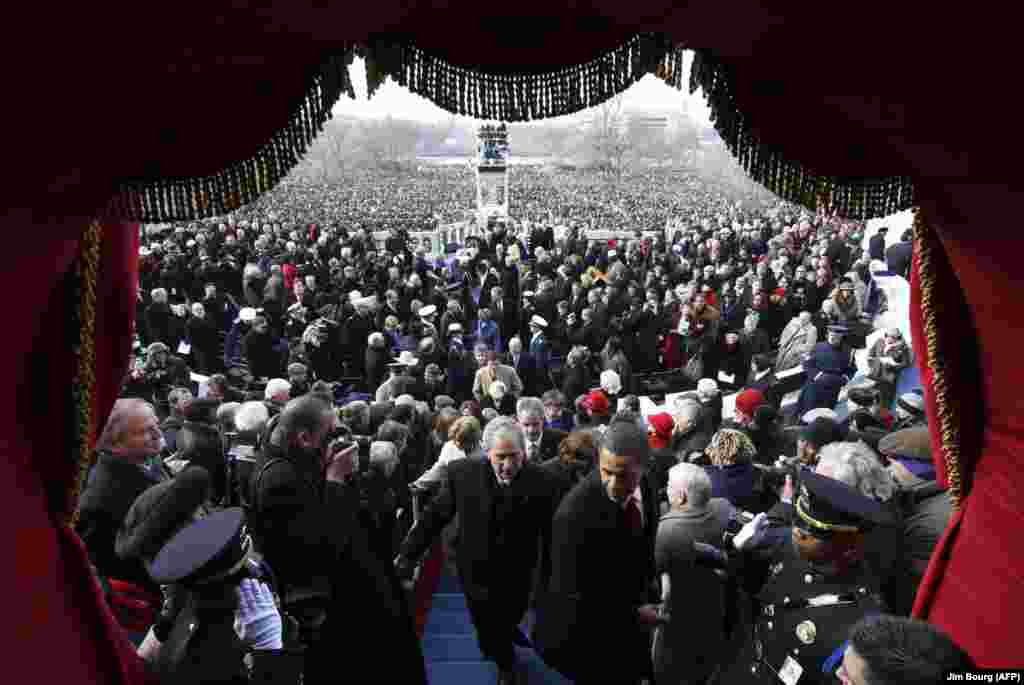 Presidenti i SHBA-së, Barack Obama, dhe ish-presidenti George W. Bush largohen nga ceremonia e inaugurimit pasi Obama u betua si presidenti i 44-të, në Frontin Perëndimor të Kapitolit më 20 janar 2009. Obama shërbeu dy mandate të plota.