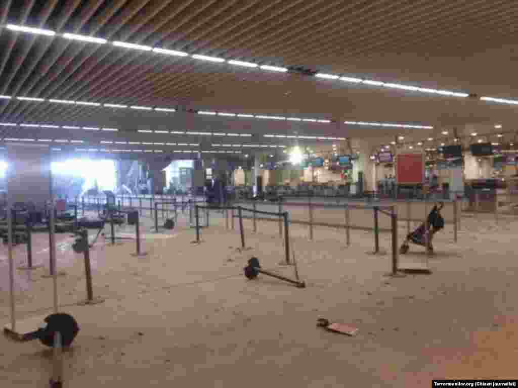 Dëmtimet brenda aeroportit.