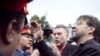 Юрий Шевчук и Артемий Троицкий уговаривают милиционеров пропустить на Пушкинскую площадь звуковое оборудование, 22 августа 2010 г. 
