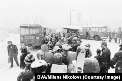 Ingázók várakoznak, hogy felszállhassanak a Vitosa-hegyre tartó buszra 1974-ben. A Vitosa Szófia fölé magasodik, és a bolgár főváros egyik jelképe
