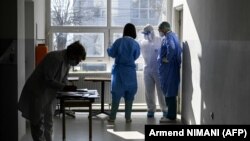 Punonjësit shëndetësor në Klinikën Infektive në Prishtinë. 