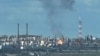 Fotografia prezintă incendiul de la o rafinărie de petrol din apropierea orașului rusesc Ufa, la aproximativ 1.400 de kilometri de linia frontului.
