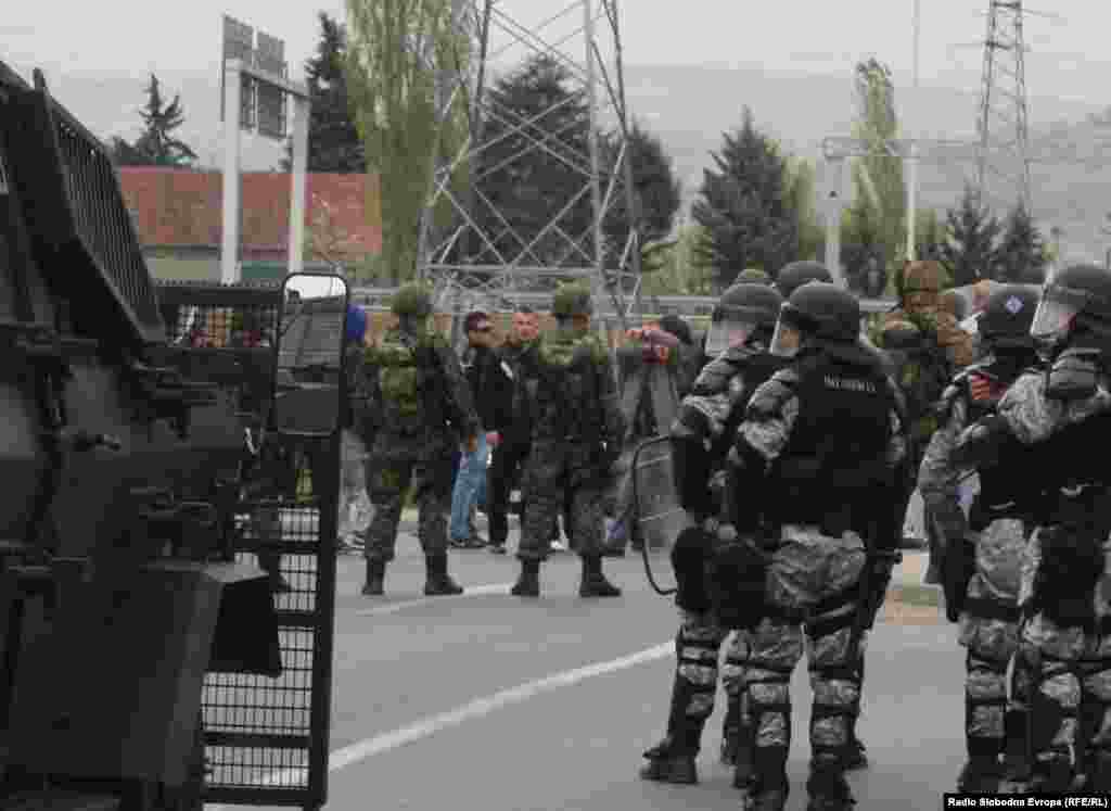 Блокада на патот Бутел-Радишани, по убиството на пет луѓе во скопското село Смиљковци.