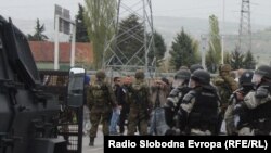 Револтирани од петкратното убиство блокираа патишта во Скопје