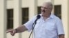 Александър Лукашенко говори пред работници в Минск седмица след изборите за президент, оспорвани от опозицията