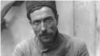 Дівчата у святковому вбранні. Бахчисарай, 1920-ті. Кримські татарки заплітали волосся в тонкі коси. На голову вдягали оксамитову шапочку, вишиту золотом або сріблом, іноді прикрашену дрібними монетами