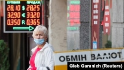 Edhe pse Qeveria në Kiev ka kërkuar nga njerëzit që të mos bëjnë panik teksa trupat ruse grumbullohen në kufi me Ukrainën, monedha e vendit, hryvnya, ka rënë në nivelin më të ulët në katër vjet. Foto nga arkivi. 