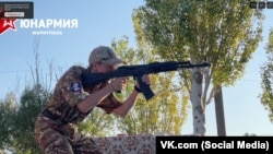 O imagine din filiala Yunarmia din Mariupol, Ucraina, pe care forțele ruse au ocupat-o după un asediu lung și devastator în primăvara anului 2022.