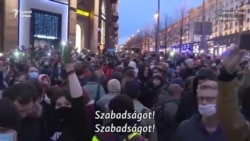 "Félünk, de azért tüntetünk" - ezrek állnak ki Navalnijért