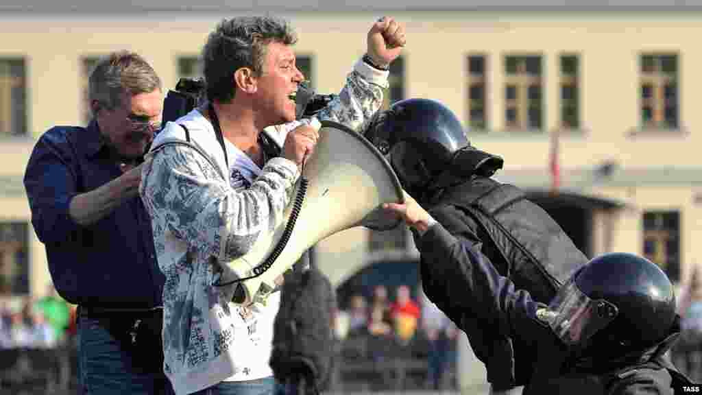 Полиция задържа Немцов, докато той говори по време на митинг на опозицията в Москва през 2011 г.
